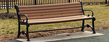 Banc public à lattes