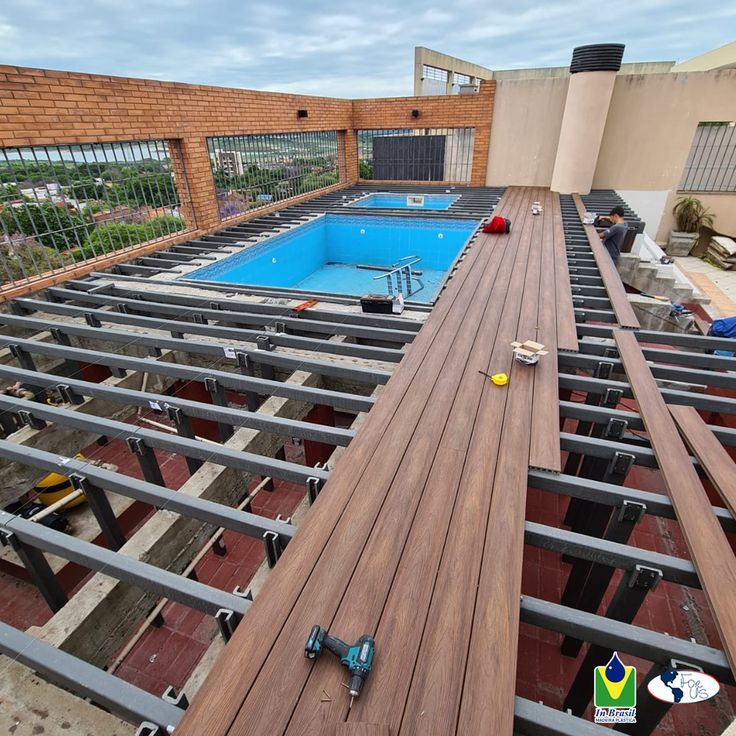 Terrasse de piscine sur ossature