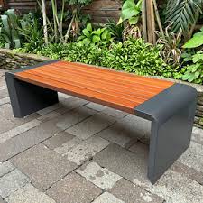 Banc composite à piètement acier