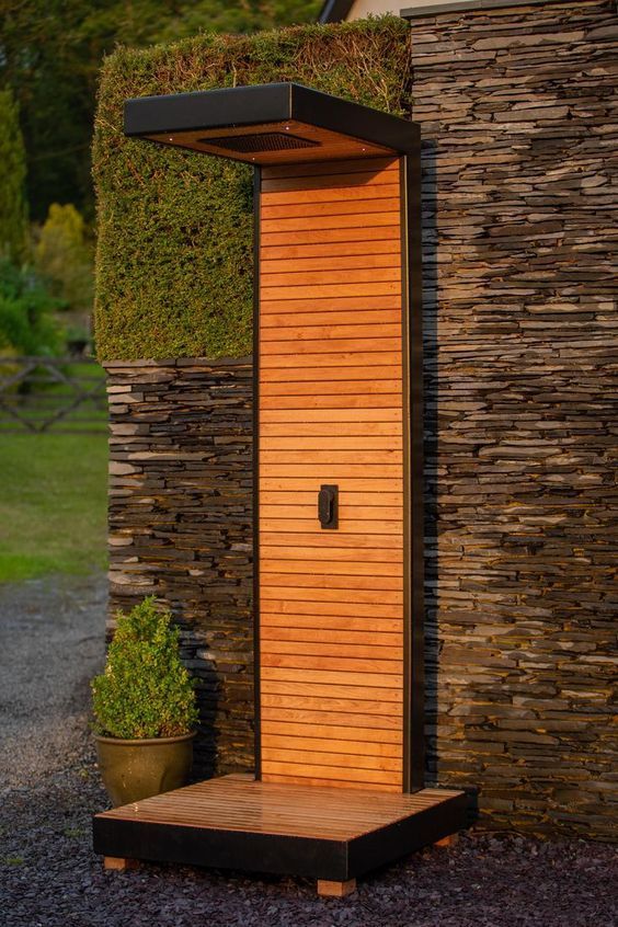 Douche extérieure à lames bois