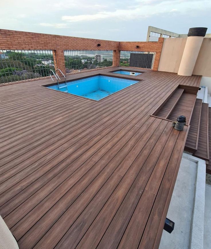 Terrasse rooftop avec piscine