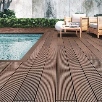 Terrasse de piscine à lames striées