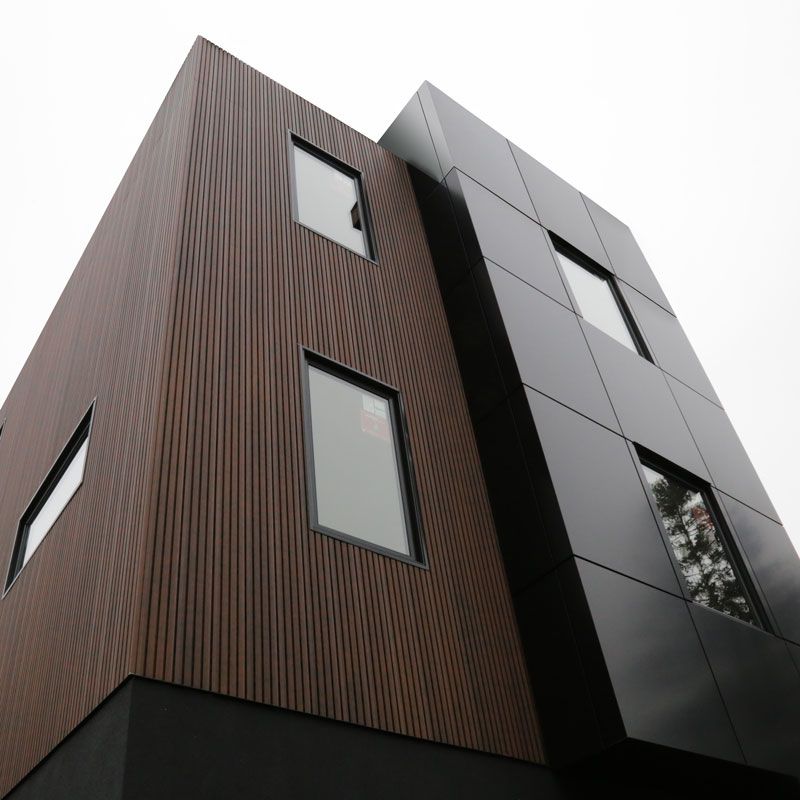 Façade cube bois & panneaux noirs